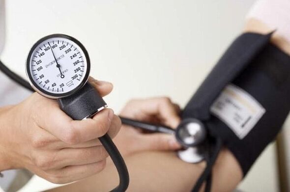 Jika anda mempunyai tekanan darah tinggi, diet air adalah dilarang