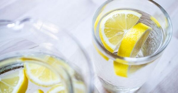 Menambah jus lemon ke dalam air menjadikannya lebih mudah untuk mengikuti diet air. 