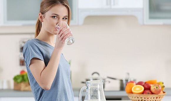 Seorang gadis ingin menurunkan berat badan dengan diet air