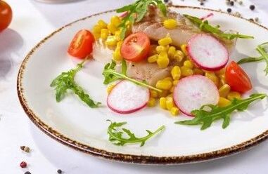 Cod fillet dengan jagung - hidangan diet Mediterranean
