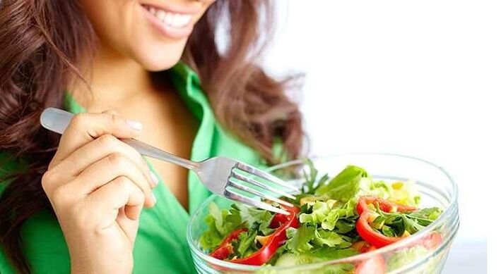 Gadis makan salad sayuran pada diet protein