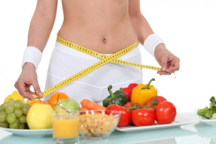 Mengukur garis pinggang anda semasa menurunkan berat badan dengan diet protein