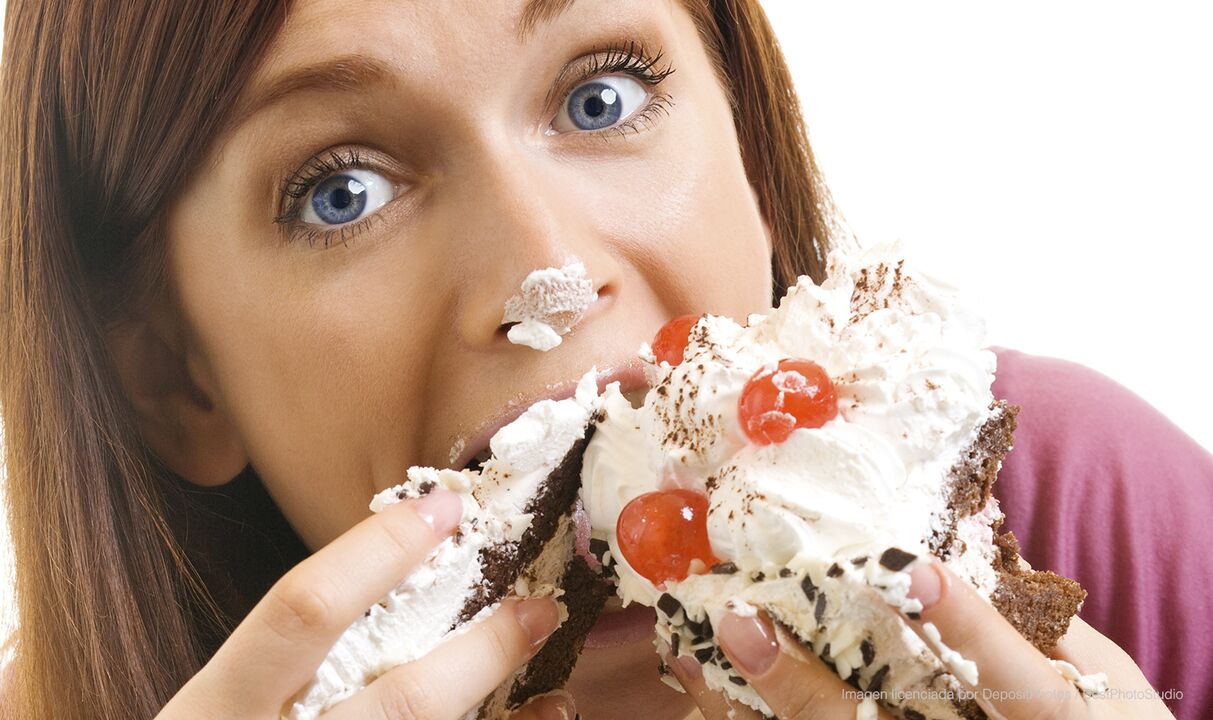 Gadis yang makan kek dan menjadi lebih baik dalam cara menurunkan berat badan