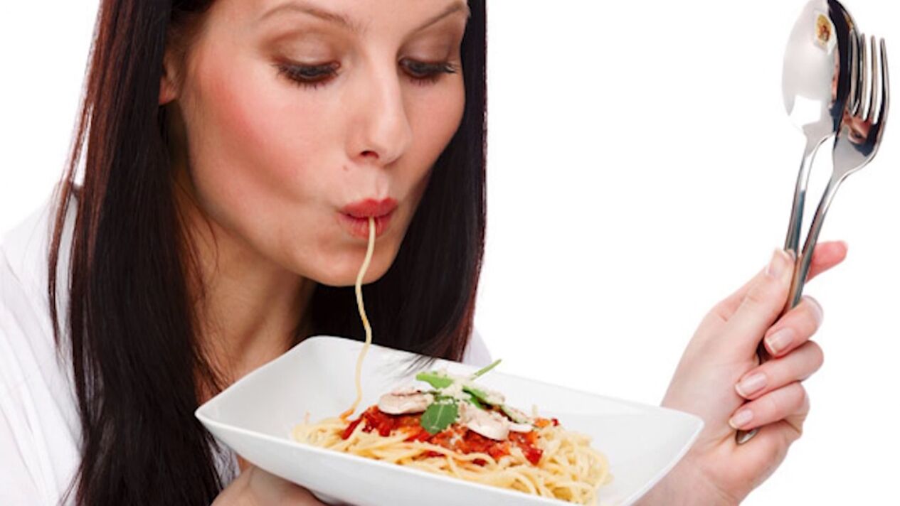 Wanita makan spageti untuk pelangsingan perut
