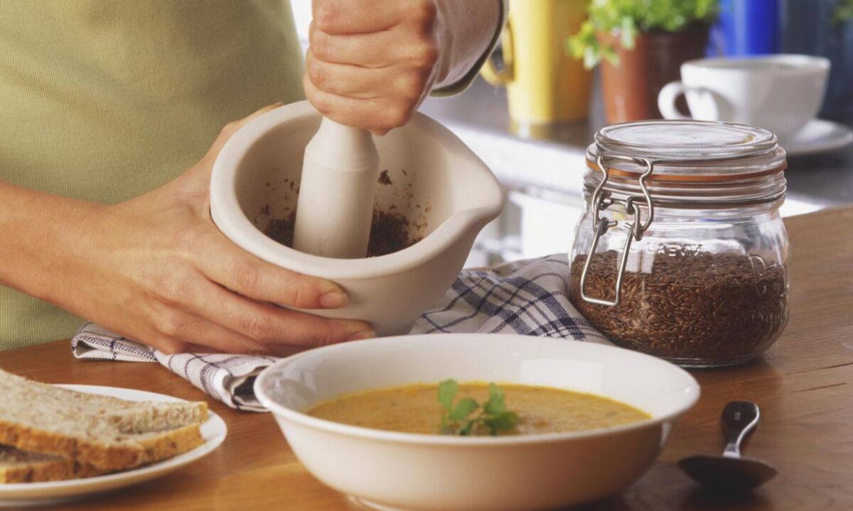 Menambah biji rami ke dalam sup untuk fungsi usus yang baik