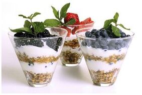 Oat dengan yogurt dan buah beri untuk pemakanan yang betul dan penurunan berat badan